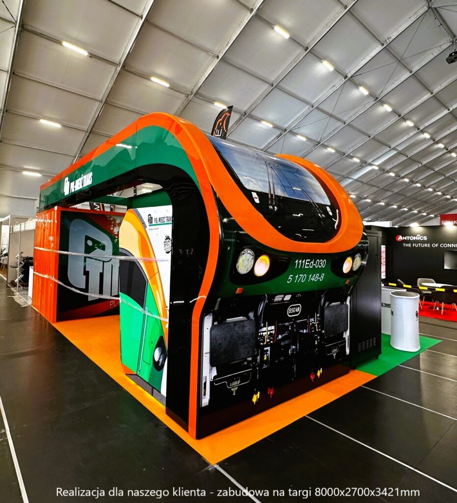 Zabudowa stoiska targowego 8000x2700x3421 mm, przedstawiająca innowacyjne materiały POS i standy reklamowe dla branży transportowej. Realizacja dla klienta wyr&oacute;żniająca się nowoczesnym designem i funkcjonalnością. - Wrocław