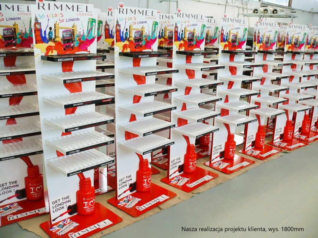 Standy reklamowe Rimmel wykonane z materiał&oacute;w POS, ustawione w rzędy w celu prezentacji produkt&oacute;w. Wysokość 1800 mm, idealne do wykorzystania w kampaniach promocyjnych. - Poznań