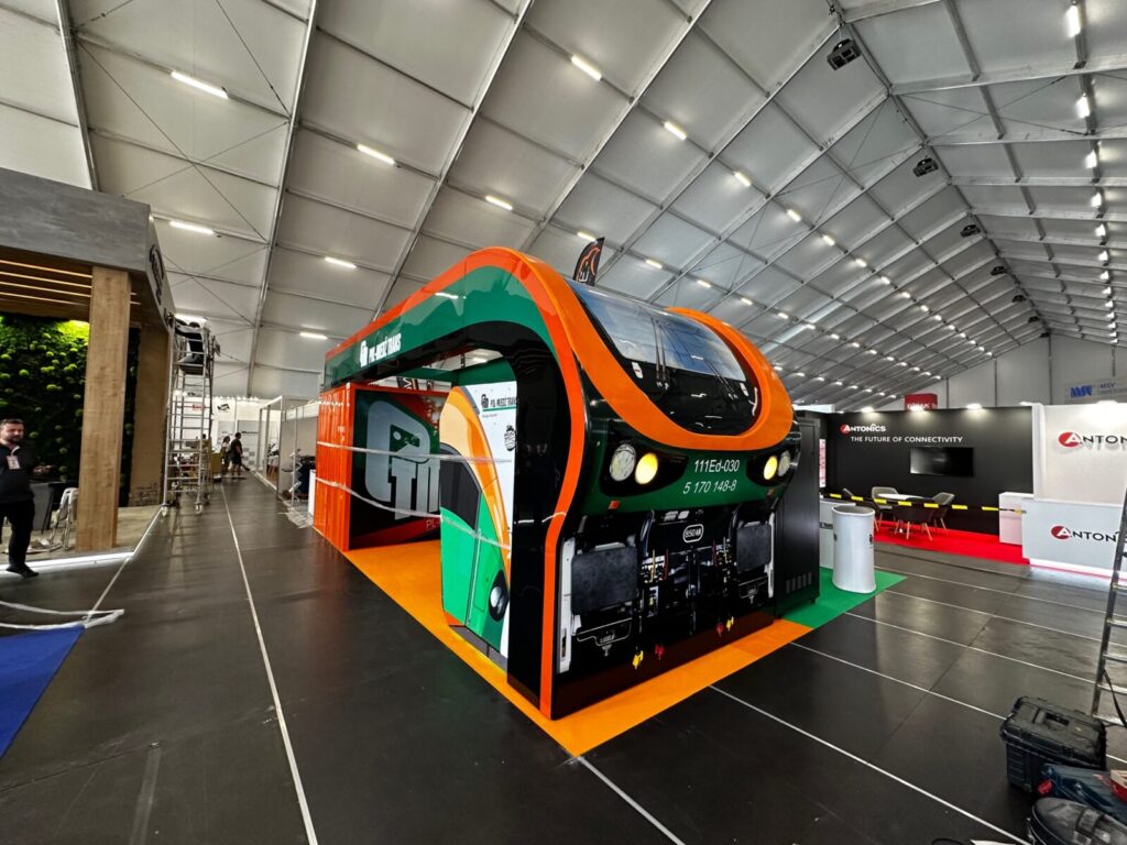 Wyjątkowy stand reklamowy w formie pociągu, prezentujący innowacyjne materiały POS. Idealny przykład zastosowania nowoczesnej produkcji POS w marketingu. - Szczecin