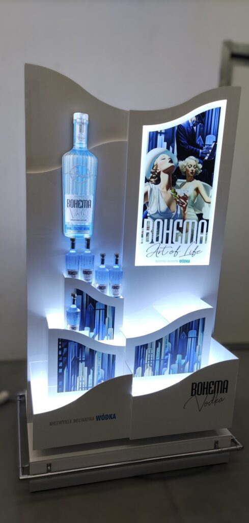 Stand reklamowy dla w&oacute;dki Bohema, wykonany z materiał&oacute;w POS, prezentujący produkt w atrakcyjny spos&oacute;b. Doskonały przykład innowacyjnej produkcji POS, kt&oacute;ry przyciąga uwagę klient&oacute;w. - Kielce
