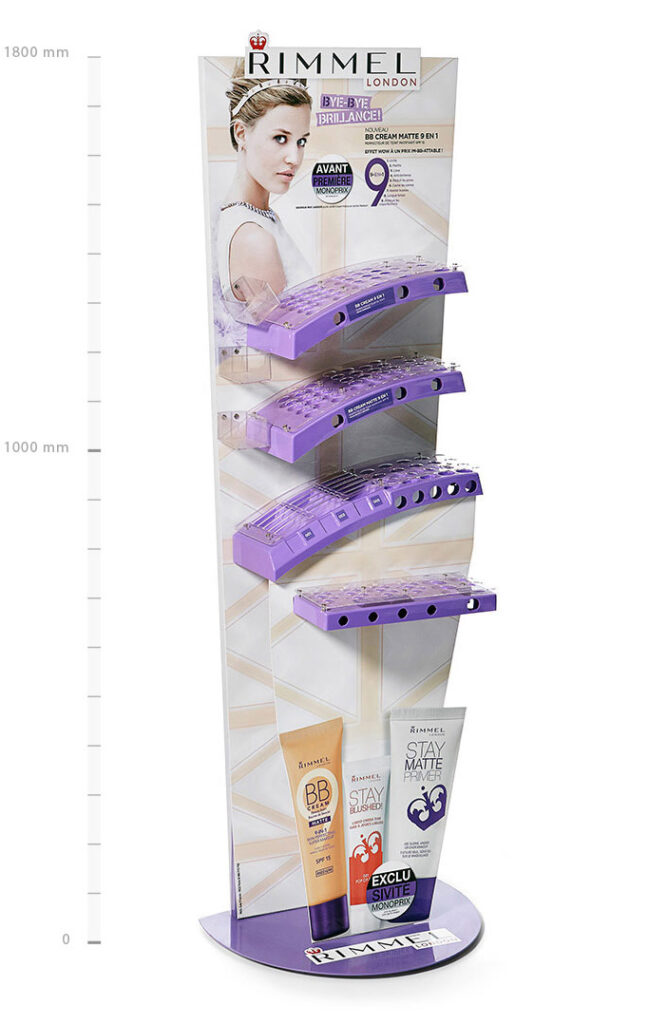 Standy reklamowe marki Rimmel wykonane z materiał&oacute;w POS, przeznaczone do promocji kosmetyk&oacute;w. Ekspozytor zawiera p&oacute;łki na produkty oraz estetyczne wykończenie, idealne do wykorzystania w punktach sprzedaży. - Lublin
